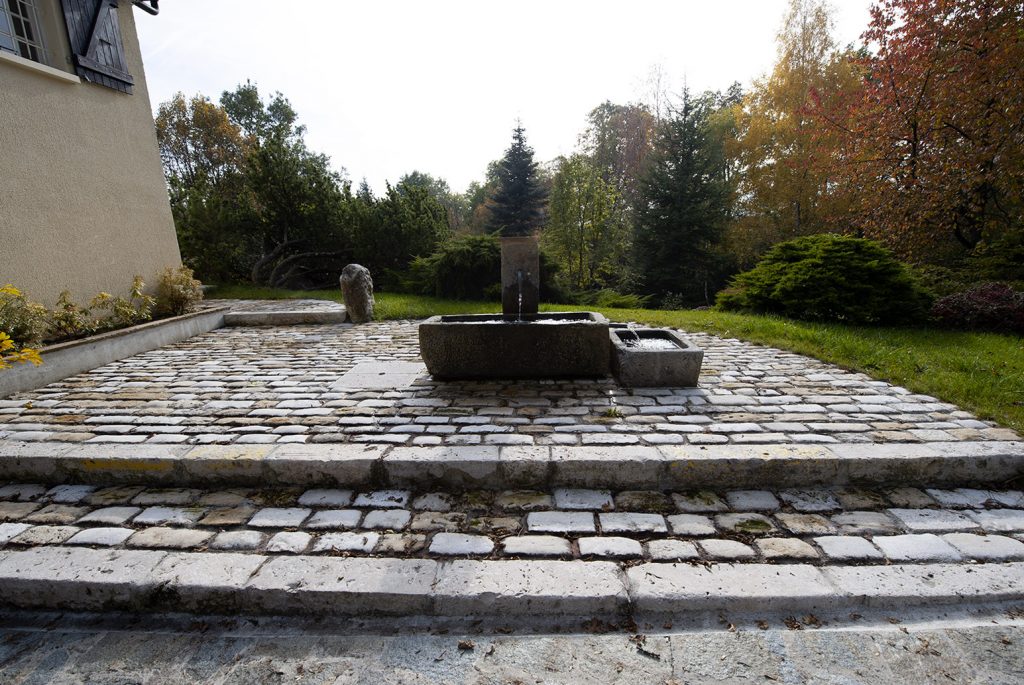 Création d'une fontaine avec un pavage ancien à Thoiry