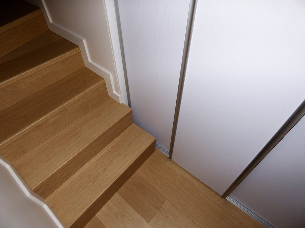 Habillage d'un escalier en parquet et pose de portes de placard coulissantes