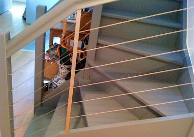 Modification d'un escalier, ponçage et mise en peinture d'un escalier en chêne, et réalisation d'un garde-corps contemporain